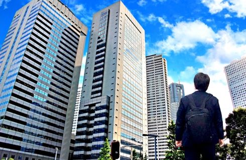 見上げるビジネスマン